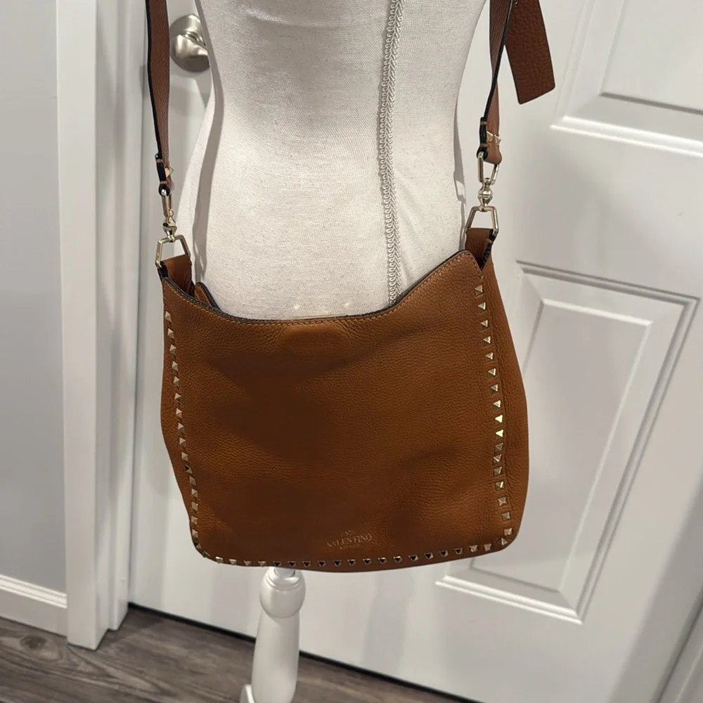 Valentino Garavani ROCKSTUD CALFSKIN HOBO BAG Light Cuir Tobacco Brown Crossbody - Picture 13 of 16